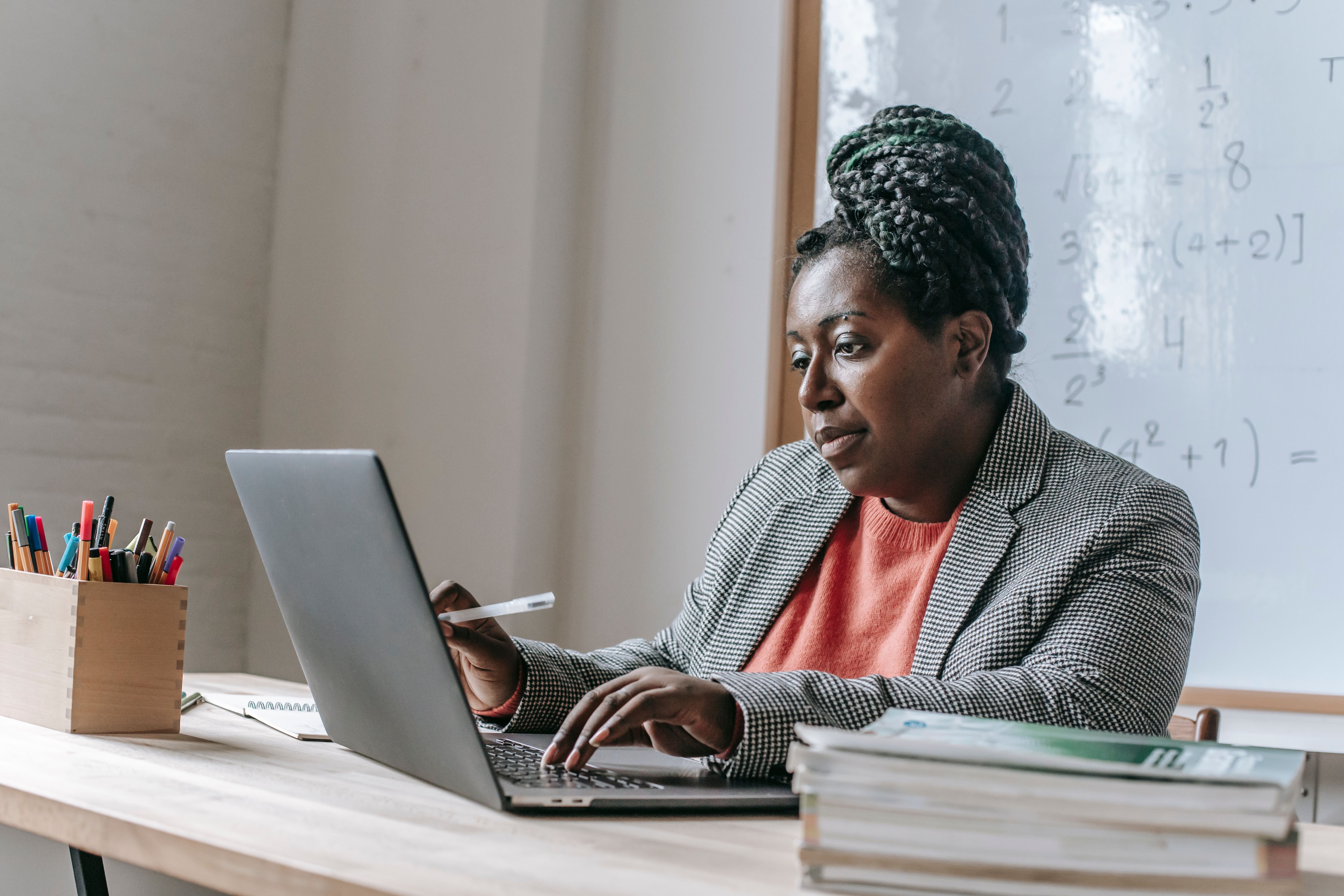 Evaluate device repair services for schools on turnaround speed, repair visibility, and cost predictability. A practical guide for K-12 IT leaders.