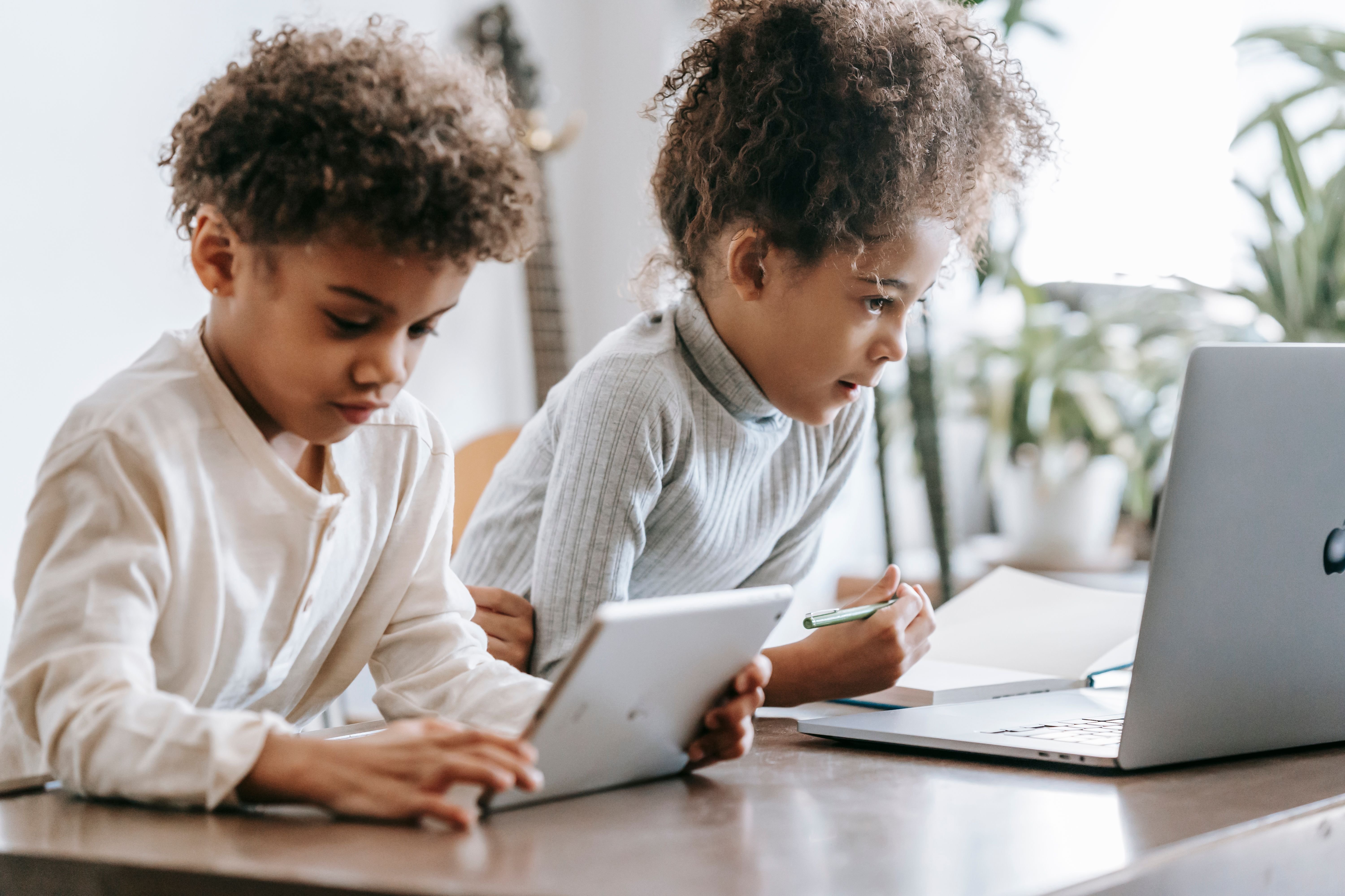 Compare device protection plans for schools by damage patterns, coverage terms, and repair turnaround so your district chooses lower-risk fleet coverage.